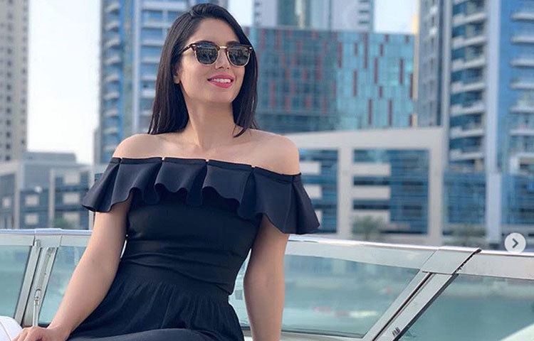 ডাকসাইটে সুন্দরী এই ধারাভাষ্যকার পাকিস্তানের ক্রীড়া সাংবাদিক।