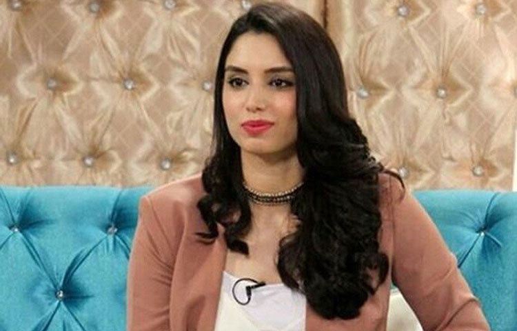 বিরাট কোহলি ও এবি ডেভিলিয়ার্সের সঙ্গে ছবি তোলার কারণে ট্রোলিংয়ের শিকার হয়েছিলেন। আইপিএলের একটি ম্যাচে আরসিবিকে সমর্থনের জন্যেও পাকিস্তানে ট্রোলিংয়ের শিকার হন তিনি।