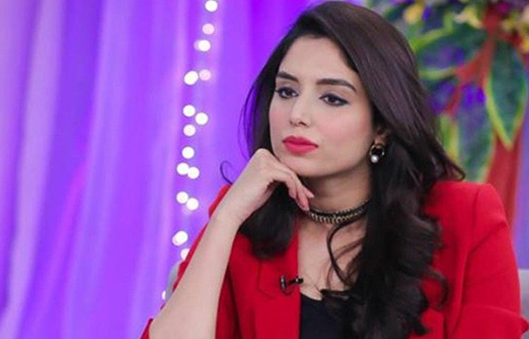 ১২ জনের পরিবারে বেড়ে উঠেছেন, তাই আদরেই মানুষ। সে কারণেই কাজে কখনো বাধা আসেনি পরিবারের তরফে, জানান জয়নাব।