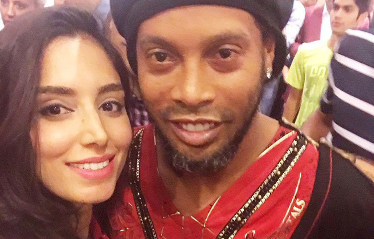 ব্রাজিলের ফুটবল তারকা রোনাল্ডিনহোর সঙ্গে দেখা গিয়েছে তাকে।