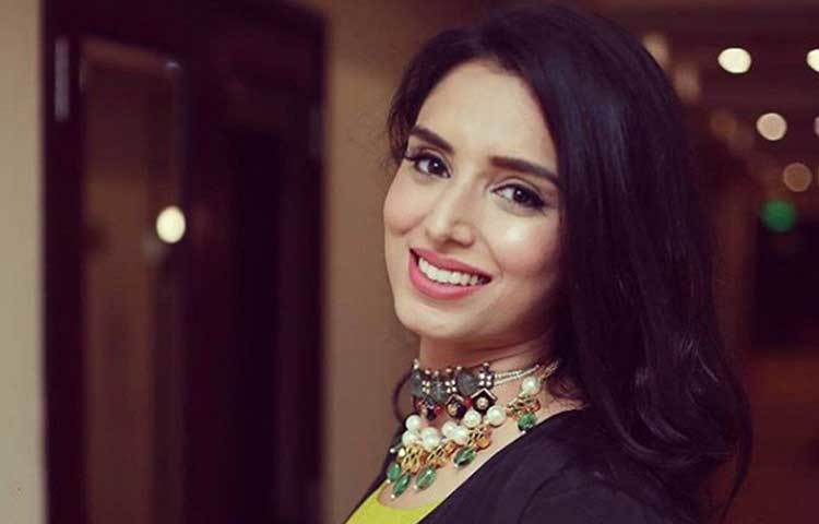 ছোট থেকেই পরিবারের সঙ্গে ক্রিকেট দেখতে দেখতে দক্ষতা জন্মায় তার। কোনো রকম পূর্ব অভিজ্ঞতা ছাড়াই ক্রীড়া সাংবাদিক হওয়ার জন্য আবেদন করেন। ক্রিকেটে দক্ষতার কারণেই মেলে সুযোগ।