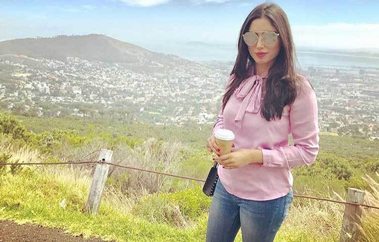 জয়নাব আব্বাস নামে এই তরুণীর মা পাকিস্তানে রাজনীতির সঙ্গে যুক্ত।