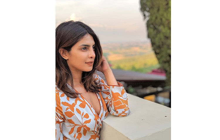 পারিবারিক অনুষ্ঠানের শেষে স্বামী নিকের সঙ্গে ইটালিতে ছুটি কাটাতে উড়ে গিয়েছেন প্রিয়াঙ্কা। সেখানেই ধরা পড়ল জোনাস দম্পতির কুকিং ডেট-এর ছবি।