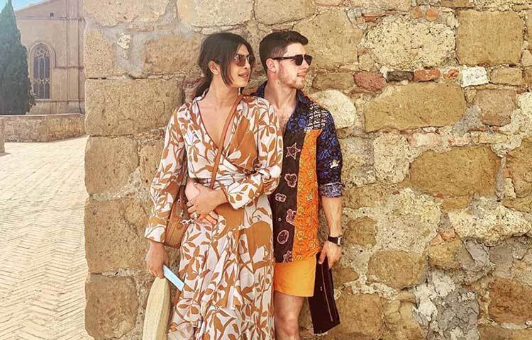 ফ্রান্সে দেবর জো জোনাস ও সোফি টার্নারের বিয়েতে অংশ নেন প্রিয়াঙ্কা চোপড়া। তারপর বিয়ের অনুষ্ঠান মিটতেই স্বামীর সঙ্গে ইটালি উড়ে যান নিক ঘরণী।