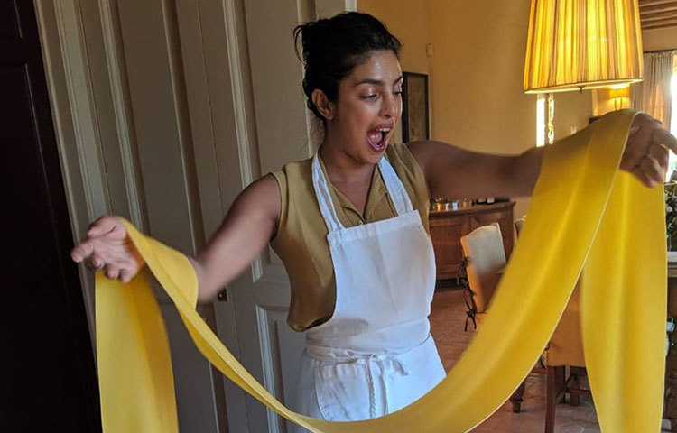 ইটালিতে প্রিয়াঙ্কা ও নিককে একে অন্যের সঙ্গে সময় কাটাতে দেখা যায়। রোমান্টিক মুডে ধরা পড়েন যুগলে। কুকিং ক্লাসে নিকের জন্য নিজে হাতে পাস্তা বানাতে দেখা যায় প্রিয়াঙ্কাকে। আর তার ভিডিও করেন নিক।