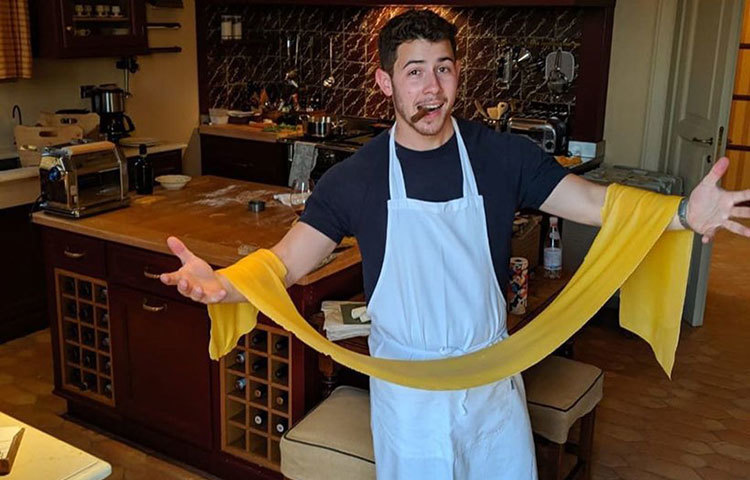 ভিডিওতে প্রিয়াঙ্কাকে বলতে শোনা যায়, নিক তার আশপাশে থাকলে তার রান্না করতে ভালোই লাগে। কুকিং ক্লাসে পাস্তা বানান নিকও। স্বামীর হাতে তৈরি পাস্তা খেয়ে তারিফ করতে দেখা যায় প্রিয়াঙ্কা।