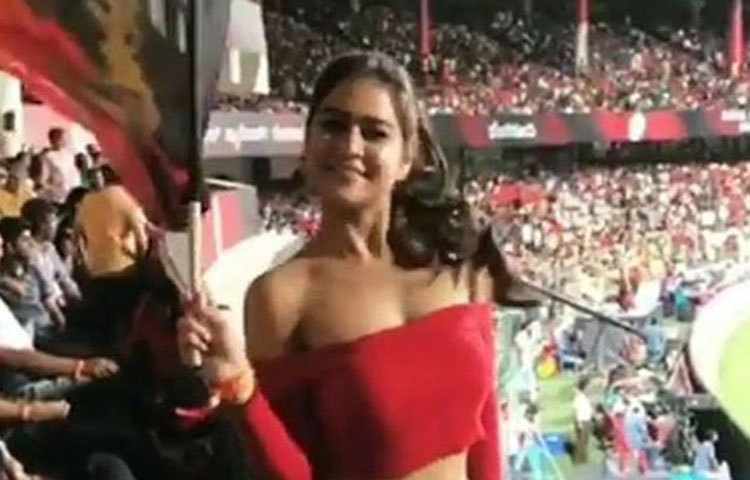 ২০১৯ সালে আইপিএলে আরসিবি-র পারফরম্যান্স হতাশাজনক। প্লে অফ থেকে ছিটকে গেলেও শেষ ম্যাচে ঘরের মাঠে হায়দরাবাদের বিরুদ্ধে জয় তুলে নিয়েছে বিরাট কোহলির দল। ওই ম্যাচেই গ্যালারিতে উপস্থিত ছিলেন ‘আরসিবি-গার্ল’। সবাই বলছেন তিনিই নাকি লেডিলাক নিয়ে এসেছেন আরসিবি-র অন্দরে।