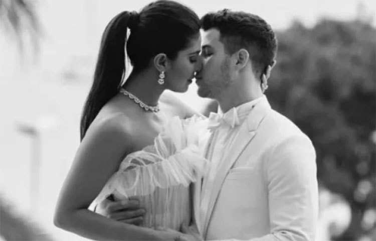 ২০০০ সালে মিস ওয়ার্ল্ড হয়ে বলিউডে পা রাখেন প্রিয়াঙ্কা। আর এখন তিনি রীতিমত জনপ্রিয় আন্তর্জাতিক সেলিব্রিটি।