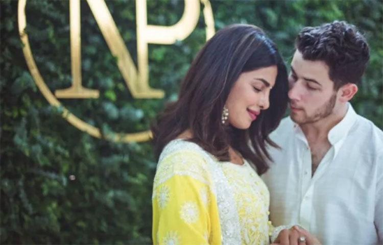তার বিয়ে নিয়েও আন্তর্জাতিক মিডিয়ায় দেখার মত চর্চা হয়েছে। প্রিয়াঙ্কা বিয়ে করেছেন তার থেকে ১০ বছরের ছোট মার্কিন গায়ক নিক জোনাসকে।