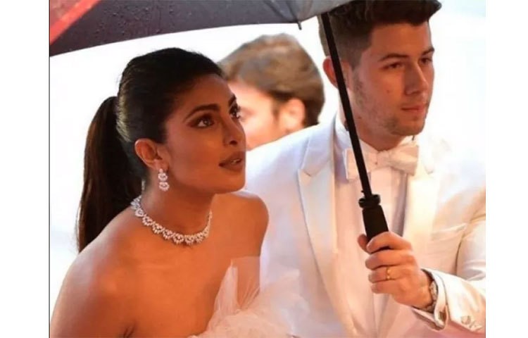 গত বছর ডিসেম্বরে রাজস্থানে বিয়ে করেছেন তারা।