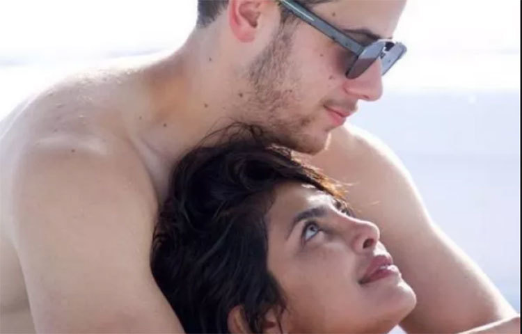 নিকের বুকে মাথা রেখে যেন পরম আশ্রয় খুঁজে নিয়েছেন প্রিয়াঙ্কা।