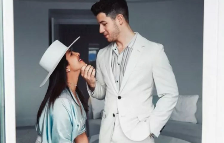 তাদের নাকি প্রথম দেখা মার্কিন টিভি সিরিয়াল কোয়ান্টিকোর সেটে। ওই সিরিয়ালে প্রিয়াঙ্কা মুখ্য ভূমিকায় ছিলেন।