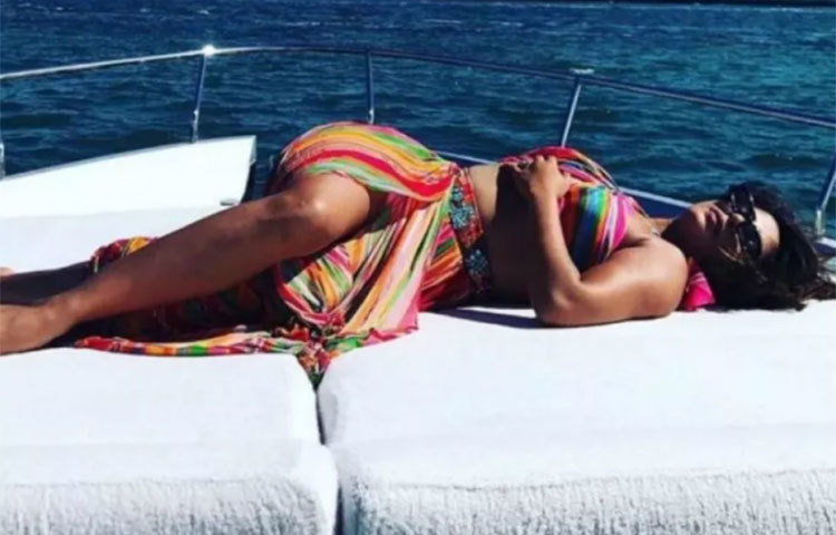 বিশাল জলরাশি মাঝে রৌদ্রস্নান করছেন প্রিয়াঙ্কা।