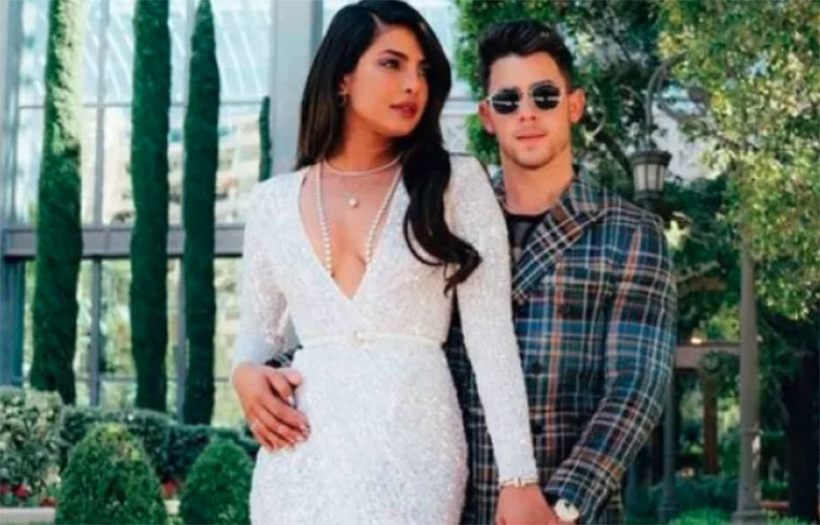 তার আগে থেকেই তাদের প্রেমকাহিনি শুরু। তবে সেই প্রথম এক সঙ্গে দেখা যায় তাদের।