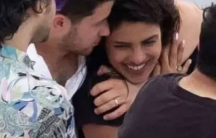 আনন্দ-উচ্ছ্বল পরিবেশে প্রিয়াঙ্কা নিক।