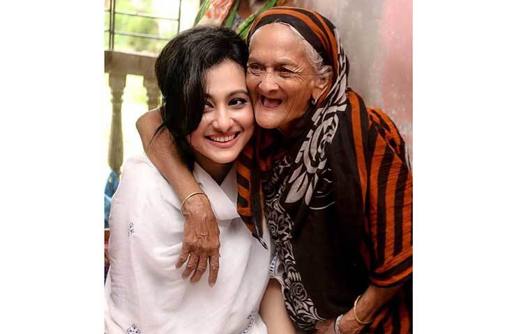 রাজধানীর উত্তরার উত্তরখান এলাকার মৈনারটেক জিয়াবাগ বৈকাল স্কুলের পাশে অবস্থিত বৃদ্ধাশ্রমটির নাম ‘আপন নিবাস বৃদ্ধাশ্রম’।