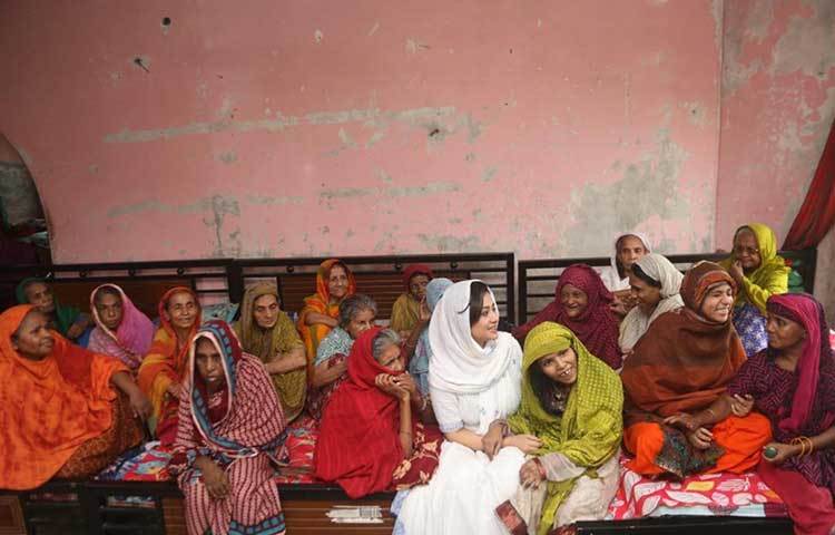 বৃদ্ধা মায়েদের সঙ্গে হাসি আনন্দে মেতে আছেন পূর্ণিমা।