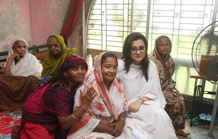 সেখানে বর্তমানে পঞ্চাশেরও বেশি বৃদ্ধ মা ও বেশ কিছু প্রতিবন্ধী রয়েছেন। তাদের সঙ্গে সময় কাটাতে গিয়েছিলেন পূর্ণিমা।