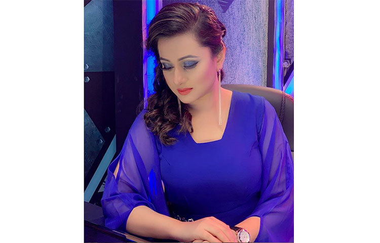 পূর্ণিমা নায়ক হিসেবে পেয়েছিলেন সেই সময়ের হার্টথ্রব রিয়াজকে। প্রথম ছবি দিয়েই বাজিমাত করেছিলেন। তারপর আর পেছনে ফিরে তাকাতে হয়নি।