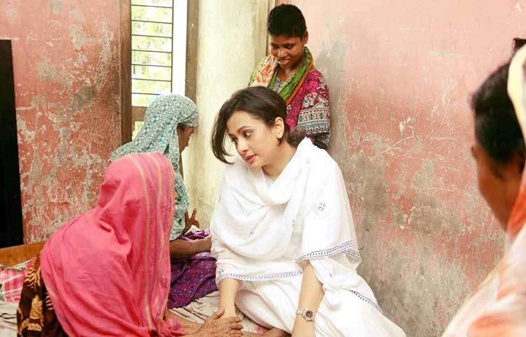 বয়স্ক অসহায় মানুষগুলোর মুখে হাসি ফুটিয়ে এসেছেন পূর্ণিমা। তাকে কাছে পেয়ে খুশিতে মন ভরছে তাদের।