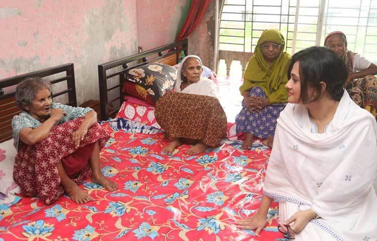 পূর্ণিমা বললেন, ‘আমি বৃদ্ধাশ্রমের মানুষগুলোর সঙ্গে একবেলা খাবার খেয়েছি, তাদের সঙ্গে সময় কাটিয়েছি। সেখানে গিয়ে আমার ভীষণ ভালো লেগেছে। বৃদ্ধাশ্রমটিতে প্রায় পঞ্চাশ জনের মত বৃদ্ধ রয়েছেন, যাদের মধ্যে অনেকের বয়সই একশ এর বেশি।’