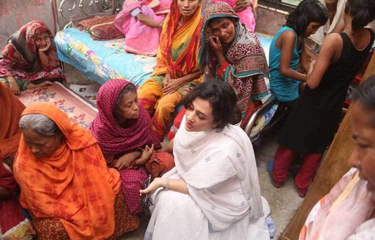 পূর্ণিমার কথায়, ‘তাদের সঙ্গে সময়টা কাটিয়ে এবং একবেলা খাওয়াতে পেরে অনেক ভালো লেগেছে। শান্তি অনুভব করছি। আমার মত করে আপনারা যারা আছেন সবাই আসুন, তাদের সঙ্গে সময় কাটান একবেলা। সবাইকে অনুরোধ করবো তাদের পাশে এসে দাঁড়ানোর জন্য।’