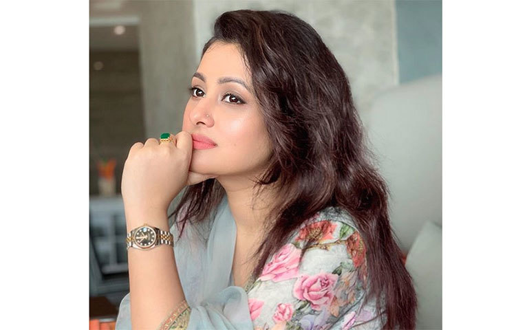 পূর্ণিমা রিয়াজের সঙ্গে অভিনয়ের মধ্য দিয়ে অভিনয় জগতে পা রাখেন। জনপ্রিয়তাও পান এই নায়কের সাথে জুটি বেঁধে। ‘এ জীবন তোমার আমার’, ‘নিঃশ্বাসে তুমি বিশ্বাসে তুমি’, ‘মনের মাঝে তুমি’, ‘আকাশ ছোঁয়া ভালোবাসা’, ‘হৃদয়ের কথা’, ‘শাস্তি’, ‘খবরদার’, ‘শ্বশুর জামাই’, ‘টক ঝাল মিষ্টি’ ইত্যাদি ছবিগুলো জুটি হিসেবে রিয়াজ-পূর্ণিমাকে অনন্য জনপ্রিয়তা দিয়েছে।