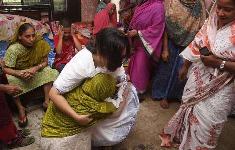 এক বৃদ্ধা মাকে জুড়িয়ে ধরেছেন পূর্ণিমা।