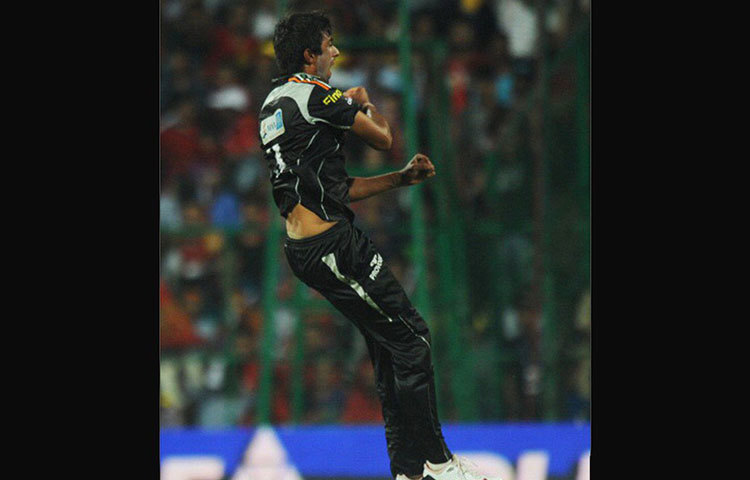 মুম্বাই ইন্ডিয়ানসের বিরুদ্ধে তার বোলিং ফিগার ছিল ৪-০-৭-২। অনেকেই সেই স্পেলকে আইপিএল ২০১১ সালের সেরা স্পেল বলেছিলেন।