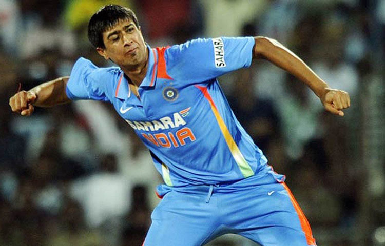 পাঞ্জাবের তরুণ লেগস্পিনার রাহুল শর্মাক ২০০৬ সালে রাজস্থানের বিরুদ্ধে পাঞ্জাবের হয়ে রঞ্জি ট্রফি খেলেছিলেন। তবে ২০১১ সালে আইপিএলে নজর কাড়েন তিনি।