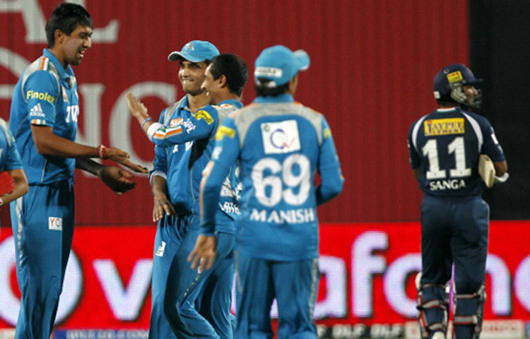 আইপিএল অভিষেকের ঠিক আগেই বেলস পালসি নামে একটি রোগে আক্রান্ত হন তিনি। স্নায়ুঘটিত এই রোগের ফলে চোখে সমস্যা ছিল রাহুলের।