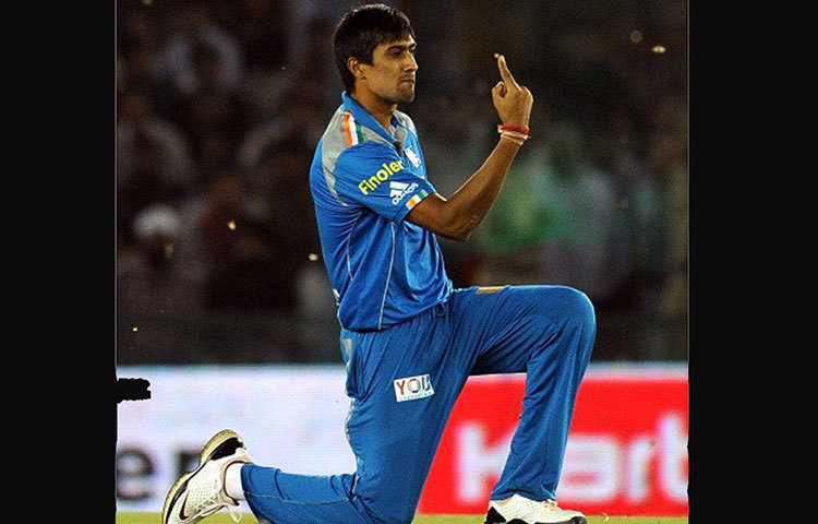 জীবন শুরু করেছিলেন মিডিয়াম পেসার হিসাবে। তবে কিছু দিনের মধ্যেই লেগ স্পিনার হয়ে যান।