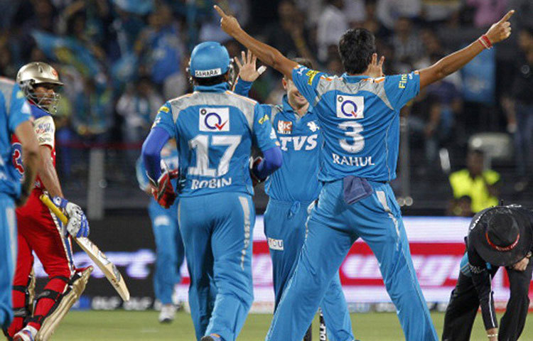 পুণে ওয়ারিয়র্সের হয়ে নজর কেড়েছিলেন তিনি। ২০১০ সালে আইপিএল ডেবিউতেই ৬টি ম্যাচে পাঁচ উইকেট পেয়েছেন। সব মিলে ১৪টি উইকেট পান তিনি।