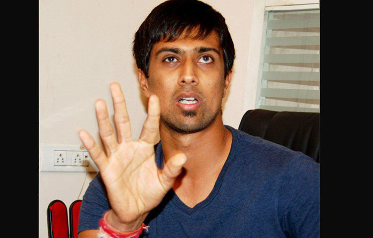 তবে ২০১২ সালে রেভ পার্টিতে দক্ষিণ আফ্রিকার ওয়েন পার্নেলের সঙ্গে আটক করা হয় তাকে। মাদক সেবনের অভিযোগে গ্রেফতার হন তিনি। যদিও প্রথম থেকেই যাবতীয় অভিযোগ অস্বীকার করেন রাহুল।