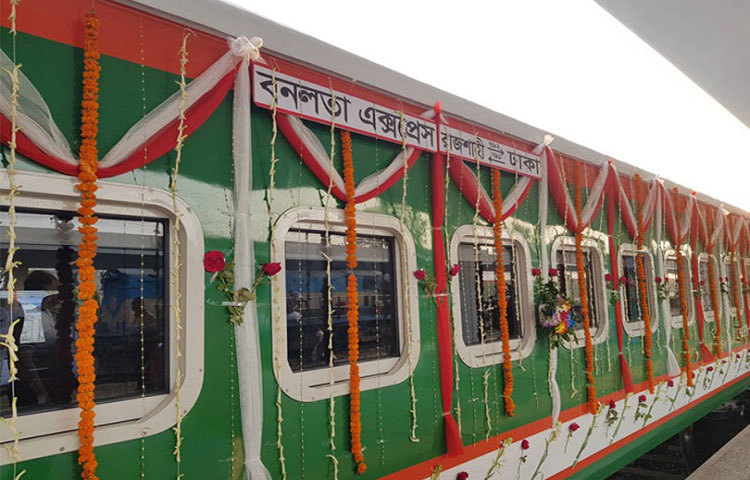 ট্রেনের ভেতরে অ্যাপ থেকে খাবারও অর্ডার দেয়া যাবে। প্রয়োজনে অ্যাপের মাধ্যমে রেল পুলিশের সহায়তা নিতে পারবেন যাত্রীরা।