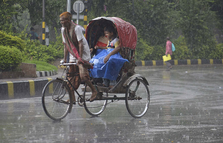 প্রথম আষাঢ়ের বৃষ্টিতে ধুয়ে মুছে পরিষ্কার হচ্ছে নগরীর রাজপথ। ছবি: বিপ্লব দিক্ষিৎ