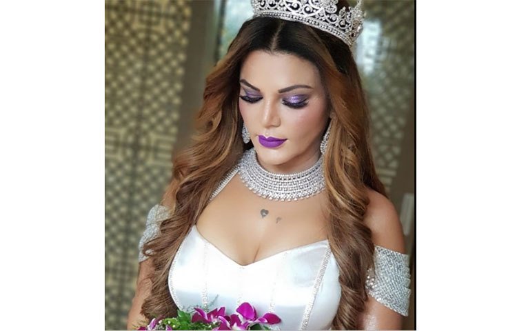 রাখি সাওয়ান্তের বিয়ে নিয়ে বহুদিন ধরেই জল্পনা চলছিল। অবশেষে নববধূর বেশে ধরা দিলেন রাখি সাওয়ান্ত।