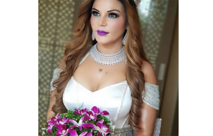 একটি নিউজ পোর্টাল সূত্রে কিছুদিন আগেই জানা গিয়েছিল, ২৮ জুলাই একটি পাঁচতারা হোটেলে তার পছন্দের পাত্রের সঙ্গে চুপিসারে বিয়েটা সেরেই ফেলেছেন রাখি।