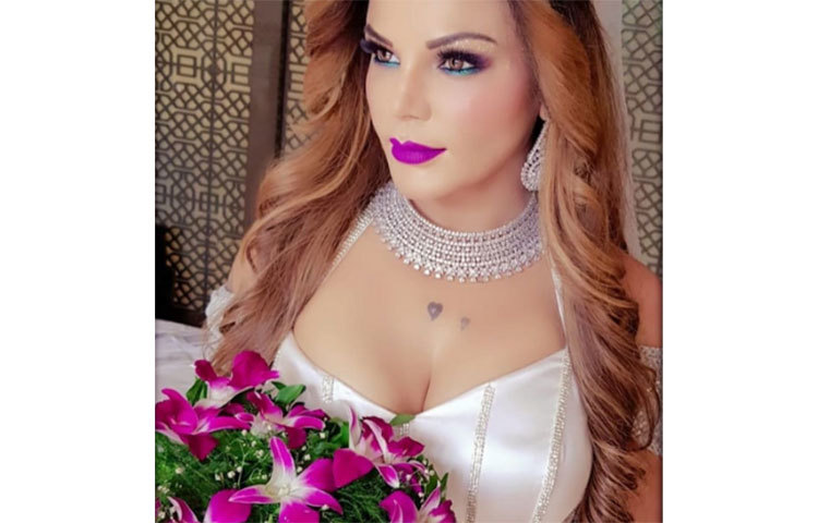 অবশেষে সাদা গাউন, মাথায় মুকুট, গলায় হীরের গয়না, হাতে চূড়া ও মেহেন্দি পরে নববধূর বেশে নিজের ছবি সোশ্যাল মিডিয়ায় পোস্ট করেই ফেললেন রাখি সাওয়ান্ত।