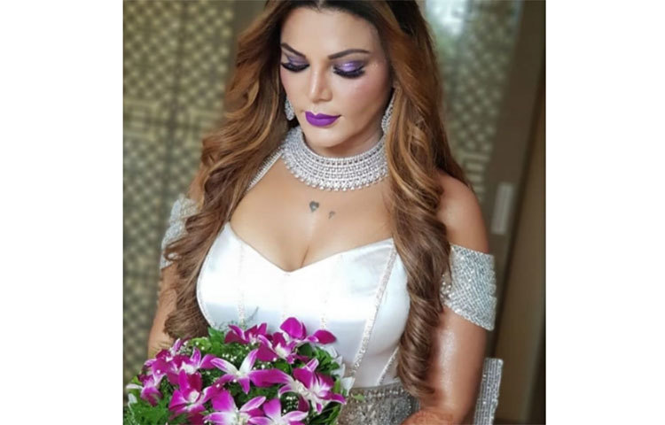 এই ছবি পোস্ট করার সঙ্গে সঙ্গেই  রাখির বিয়ের খবর দ্রুত ছড়িয়ে পড়তে থাকে।