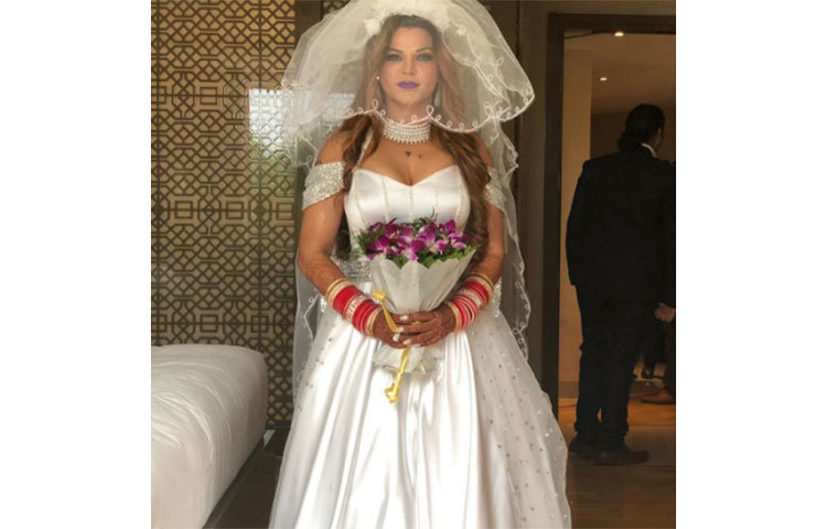 রাখি জানান, ‘আমি পাঁচতারা হোটেলে একটি ফটোশ্যুটে জন্যই এভাবে সেজেছিলাম। আর এই ছবি দেখেই লোকজন বলা শুরু করেন আমি নাকি বিয়ে করে ফেলেছি। আমি বিবাহিত নই। আমি কোনো সম্পর্কেও নেই। আমি সিঙ্গেল।’