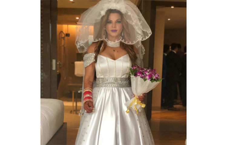 প্রসঙ্গত, প্রায়শই কোনো না কোনো কারণে খবরে থাকা, বিতর্কে থাকা রাখি সাওয়ান্তের অভ্যাস, আর এক্ষেত্রেও তাই আর নতুন কী!