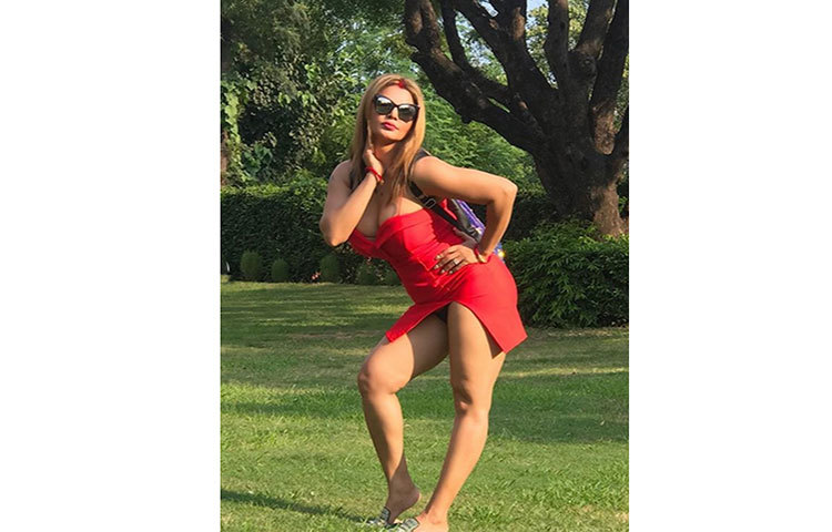 ক্যামেরার সামনে কালো চশমায় রাখি।