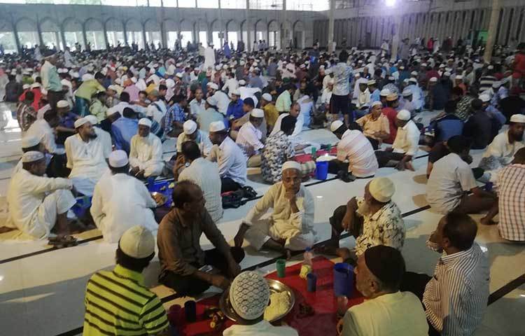 বায়তুল মোকাররম মসজিদের ভেতরে ইফতারি তৈরির প্রস্তুতি চলছে। ছবি: মাহবুব আলম