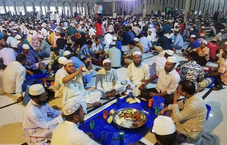 এভাবে কয়েকজন রোজাদার মিলে দলগতভাবে সবাই ইফতার করেন। ছবি: মাহবুব আলম