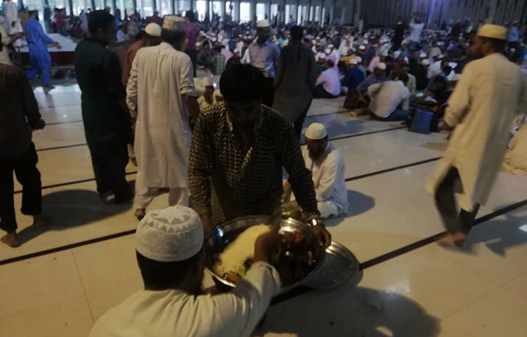 জাতীয় মসজিদের এ বিশাল পরিসরের ইফতারের আয়োজন করেছে ইসলামিক ফাউন্ডেশন। ছবি: মাহবুব আলম