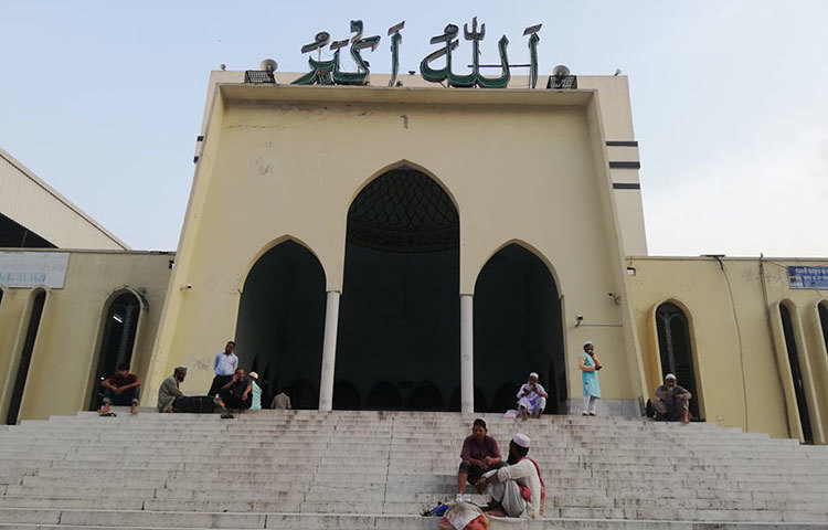 দূর-দূরন্ত থেকে রোজাদাররা ইফতার করতে আসার জন্য মসজিদের সিঁড়িতে অপেক্ষা করছে। ছবি: মাহবুব আলম