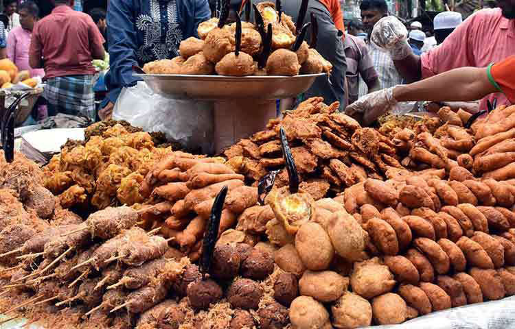 সেহরি বা ইফতারে অতিরিক্ত মসলা ও লবণযুক্ত খাবার এড়িয়ে চলুন। কারণ এসব খাবার শরীরে অতিরিক্ত পানির চাহিদা তৈরি করে।