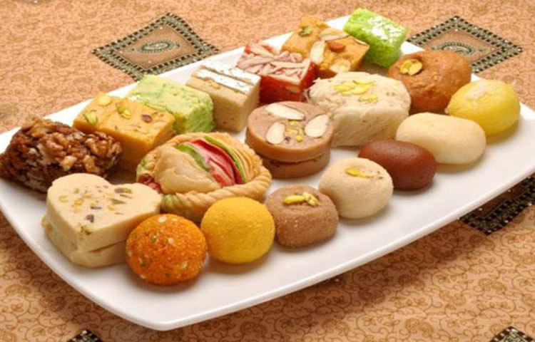 সাম্প্রতিক এক গবেষণায় দেখা গেছে, ডোনাট, পেস্ট্রি বা এই ধরণের মিষ্টি জাতীয় খাবার শরীরে পানির চাহিদা বাড়িয়ে দেয়। সেহরিতে মিষ্টি জাতীয় খাবার খেলে শরীরের শক্তি কমে যেতে পারে। এ কারণে রোজার সময় অতিরিক্ত চিনি দিয়ে তৈরি মিষ্টি খাবার খাওয়া থেকে বিরত থাকুন। বরং এর পরিবর্তে মিষ্টি ফল খান।