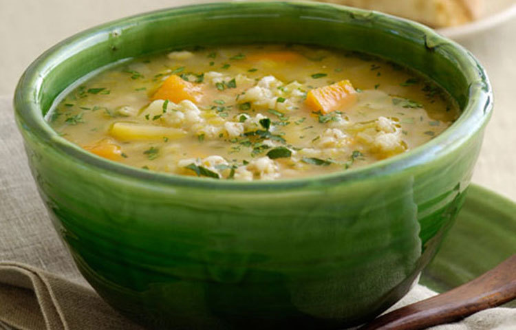 যেহেতু এবারের গরমে এরই মধ্যে তাপমাত্রা ৪০ ডিগ্রি ছুঁয়েছে এ কারণে যতটা সম্ভব রোদ এড়িয়ে চলুন। কারণ অতিরিক্ত ঘামে শরীরে পানিশূন্যতা তৈরি হয়ে হিট স্ট্রোকের ঝুঁকি বাড়তে পারে। সুস্থ থাকতে ইফতারে পর্যাপ্ত পানি ও তরল খাবার খান। সেই সঙ্গে খাবারের তালিকায় স্বাস্থ্যকর খাবার যোগ করুন।